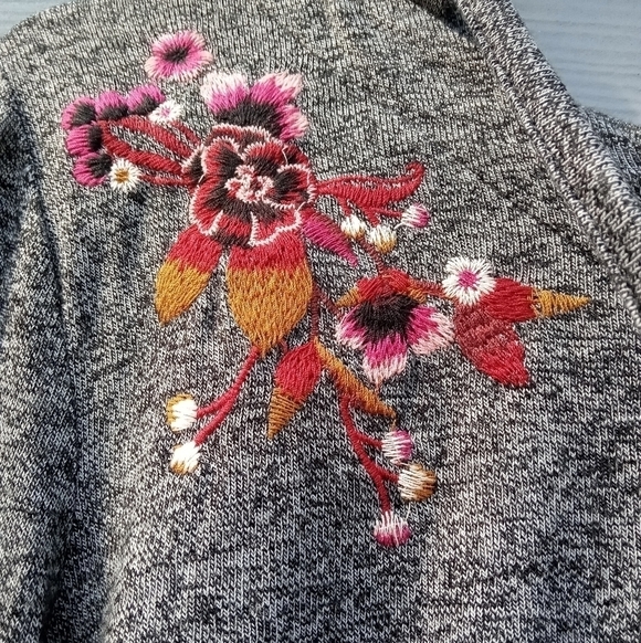 New Women's Christopher & Banks Gray Hoodie Sweater Size Petite Small Flowers - Picture 3 of 5